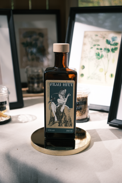 Frau Hitt Gin Detail